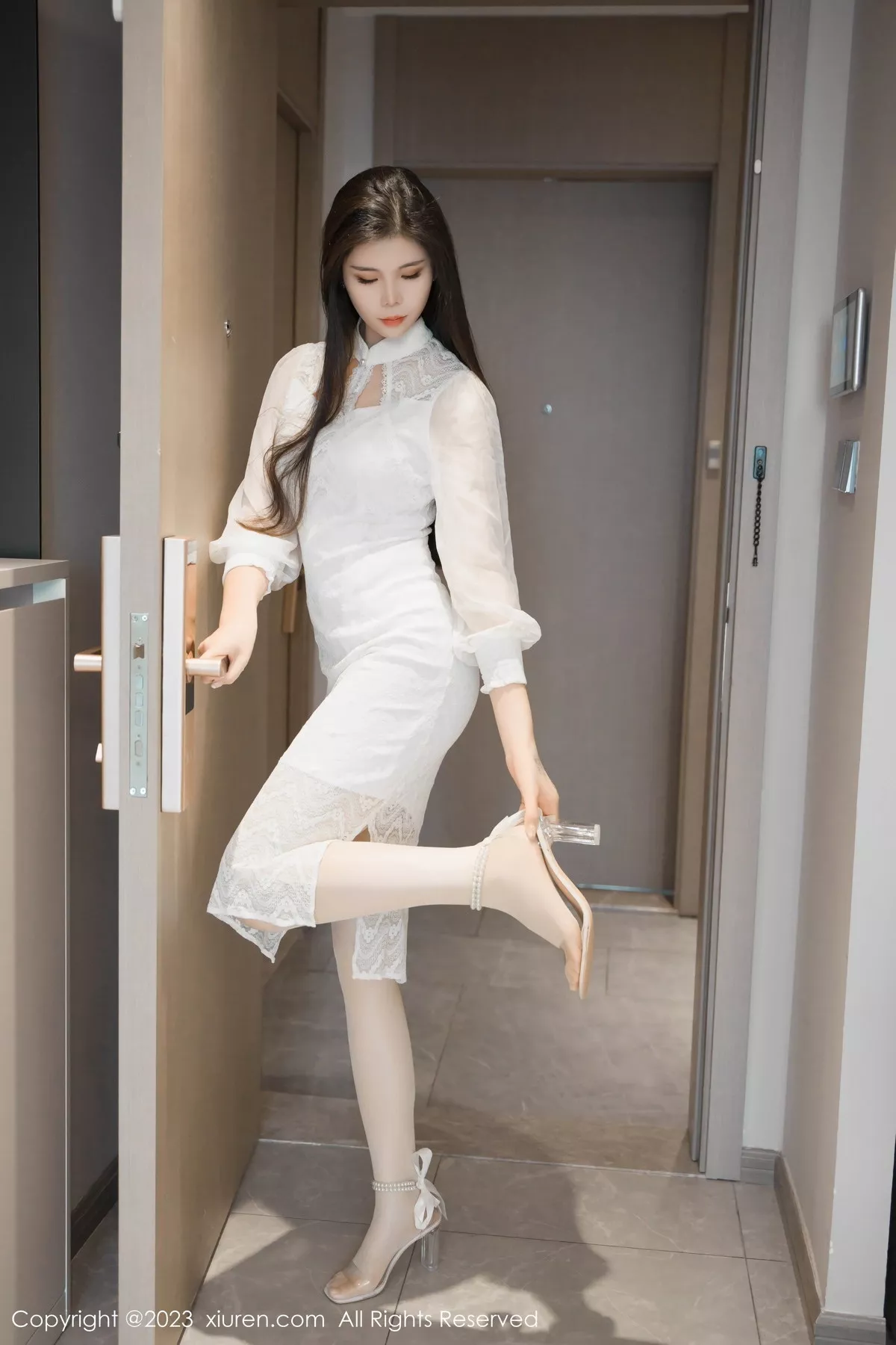 秀人集.com_[XiuRen秀人网]No.7559_模特雪糕CiCi性感白色旗袍露墨绿内衣配开档肉丝惹火诱惑写真76P