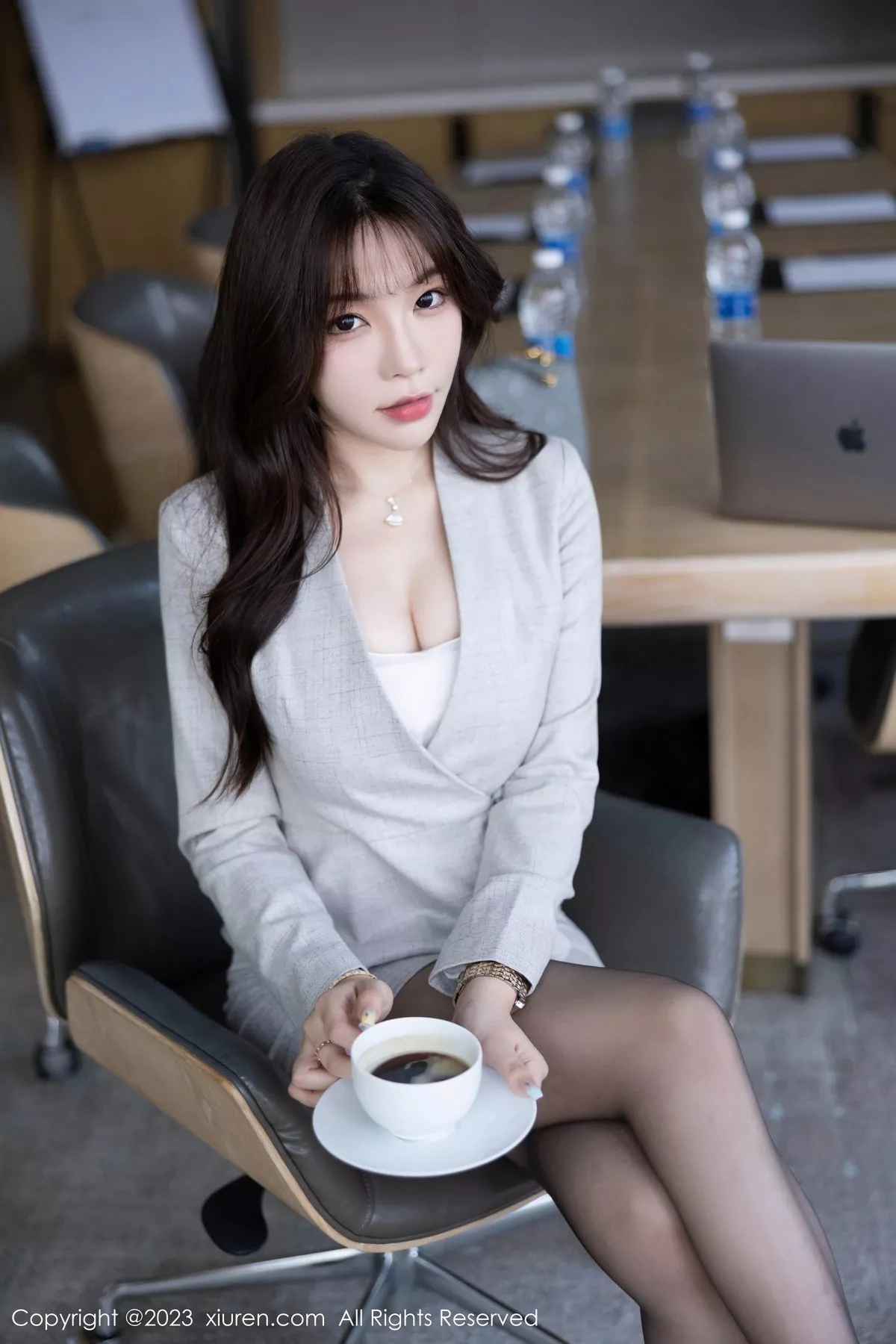 秀人集.com_[XiuRen秀人网]No.7577_女神徐莉芝Booty性感职员Ol短裙露超薄黑丝秀曼妙身姿诱惑写真102P