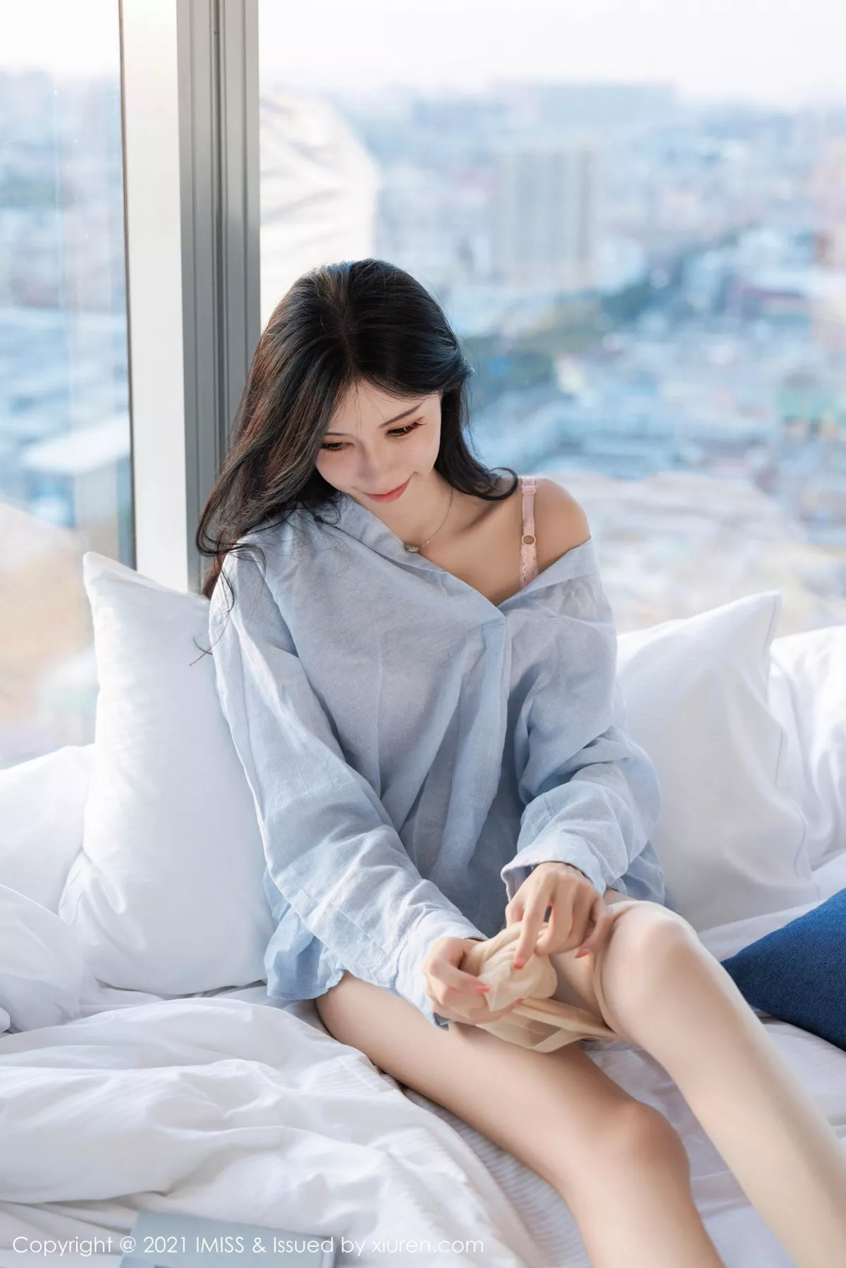 秀人集.com_[IMISS爱蜜社]Vol.759_模特泥鳅鳅床上性感淡蓝T恤露粉色蕾丝内衣秀完美身材诱惑写真35P