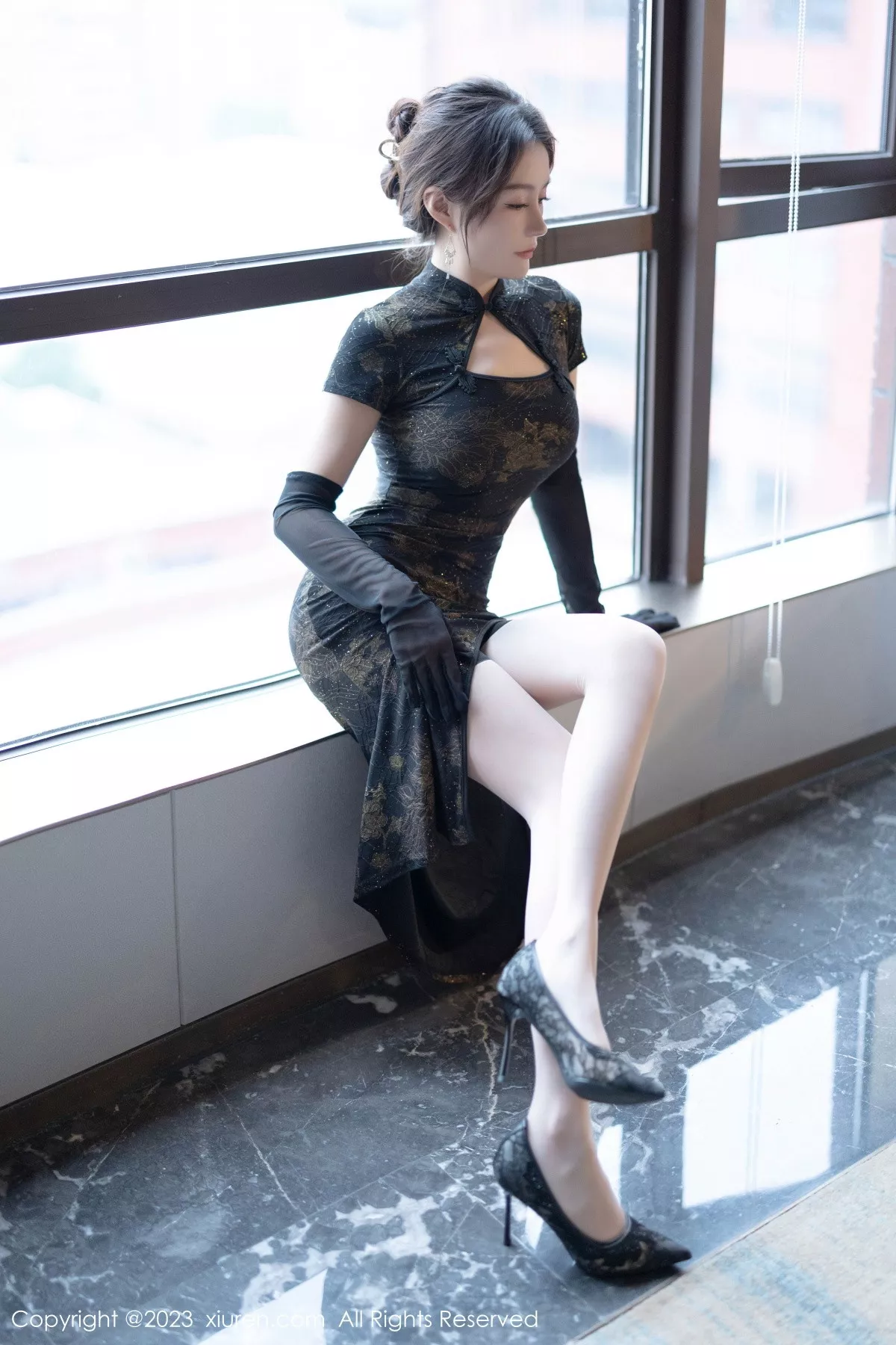 秀人集.com_[XiuRen秀人网]No.7688_模特唐宁宁性感黑色情趣旗袍服饰配黑丝袜秀丰腴身姿诱惑写真81P