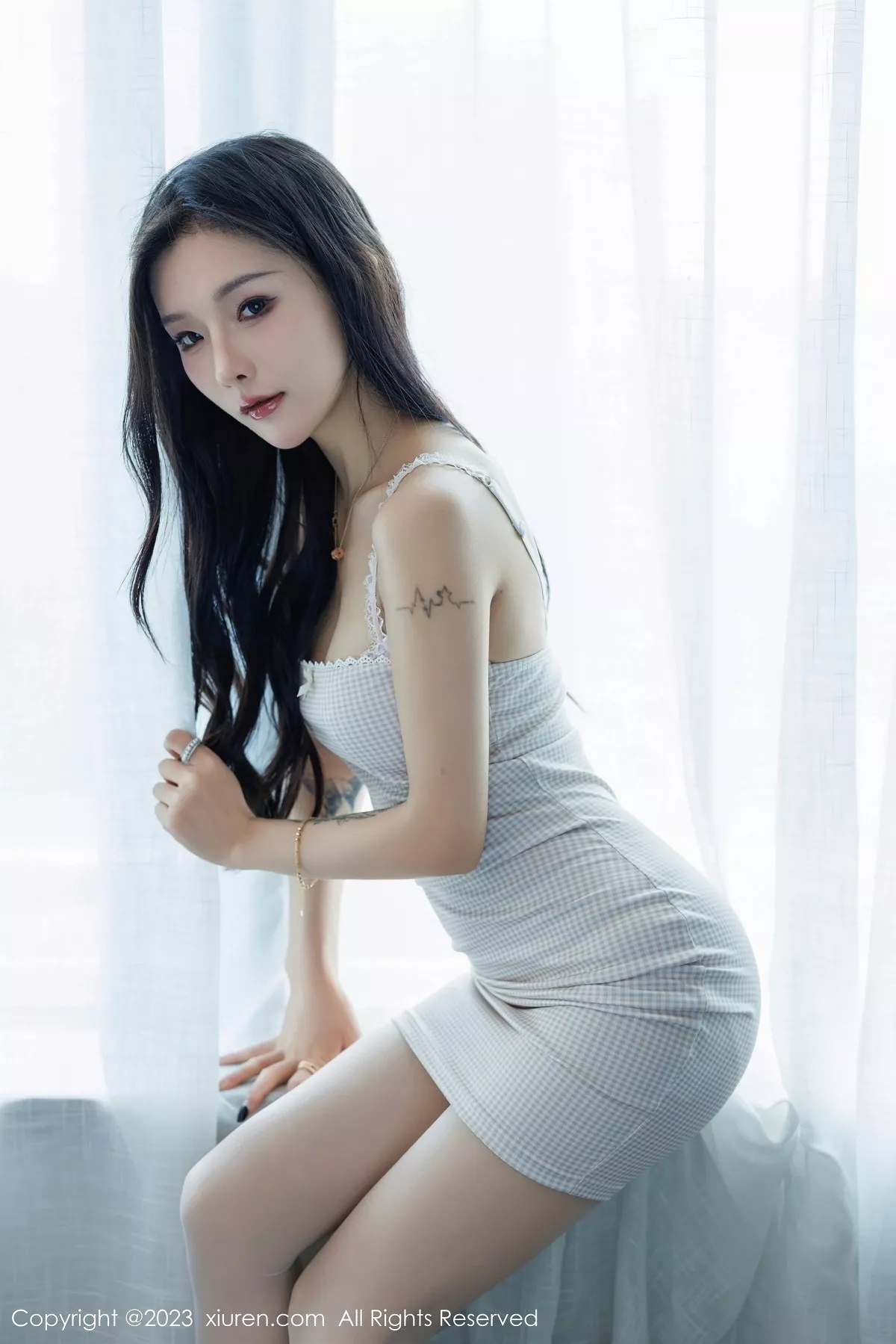 秀人集.com_[XiuRen秀人网]No.7734_模特七七kiko性感浅色连衣短裙配白丝袜秀曼妙身姿迷人诱惑写真54P