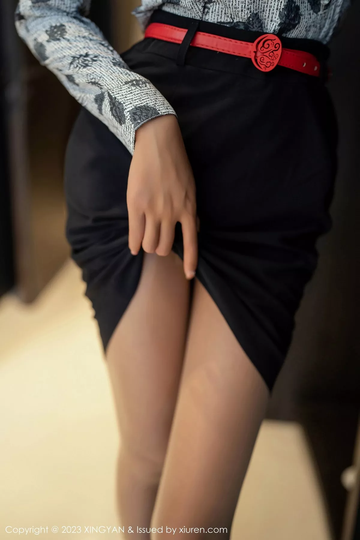 秀人集.com_[XINGYAN星颜社]VOL.219_女神Emily尹菲脱空姐制服露性感黑色内衣配超薄肉丝诱惑写真84P