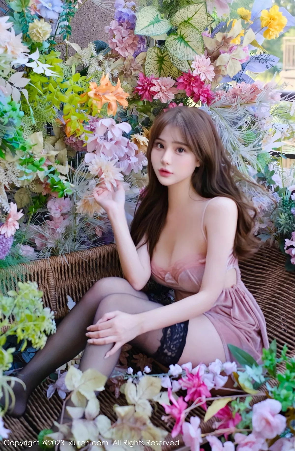 秀人集.com_[XiuRen秀人网]No.7757_气质女神Lavinia性感浅粉吊带短裙露红色蕾丝内衣迷人诱惑写真35P