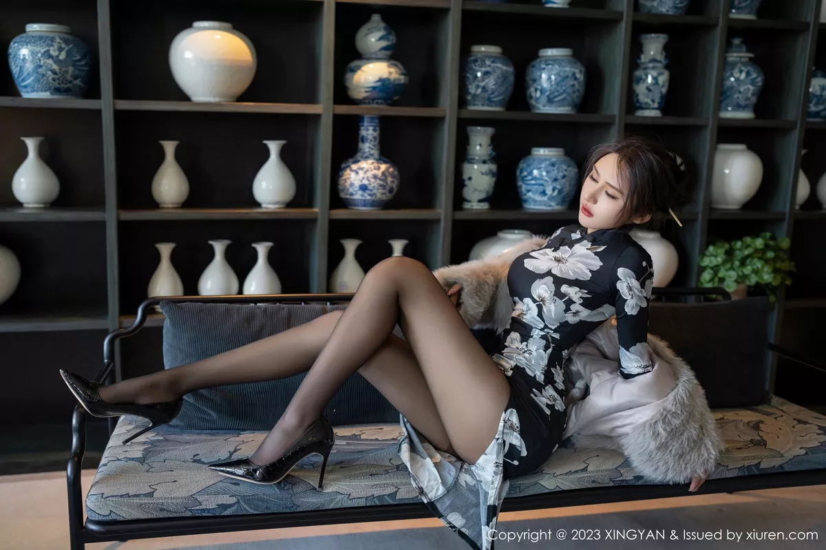秀人集.com_[XINGYAN星颜社]VOL.221_女神Emily尹菲性感深色旗袍配超薄黑丝秀完美身材迷人诱惑写真81P
