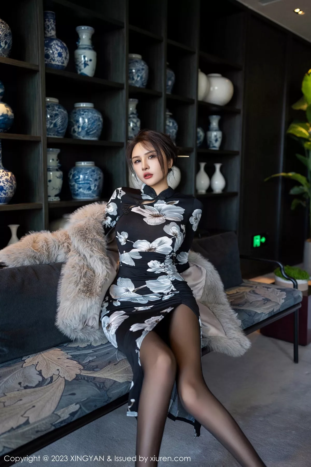 秀人集.com_[XINGYAN星颜社]VOL.221_女神Emily尹菲性感深色旗袍配超薄黑丝秀完美身材迷人诱惑写真81P