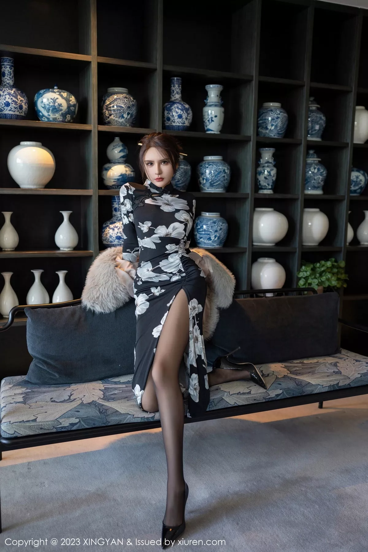 秀人集.com_[XINGYAN星颜社]VOL.221_女神Emily尹菲性感深色旗袍配超薄黑丝秀完美身材迷人诱惑写真81P