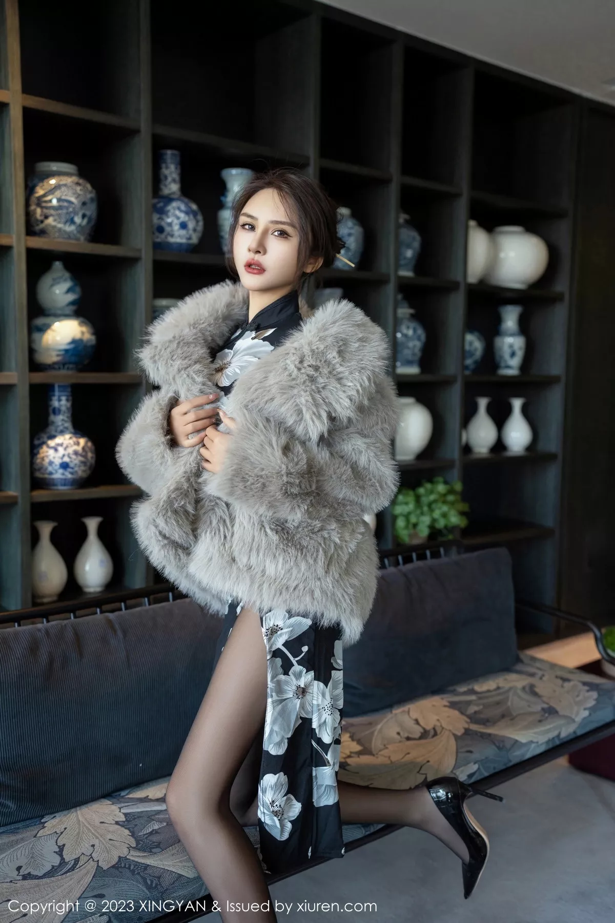 秀人集.com_[XINGYAN星颜社]VOL.221_女神Emily尹菲性感深色旗袍配超薄黑丝秀完美身材迷人诱惑写真81P