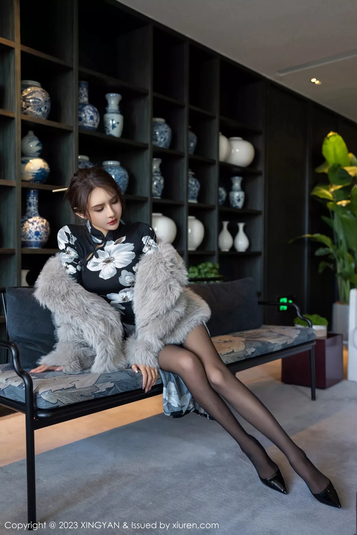 秀人集.com_[XINGYAN星颜社]VOL.221_女神Emily尹菲性感深色旗袍配超薄黑丝秀完美身材迷人诱惑写真81P