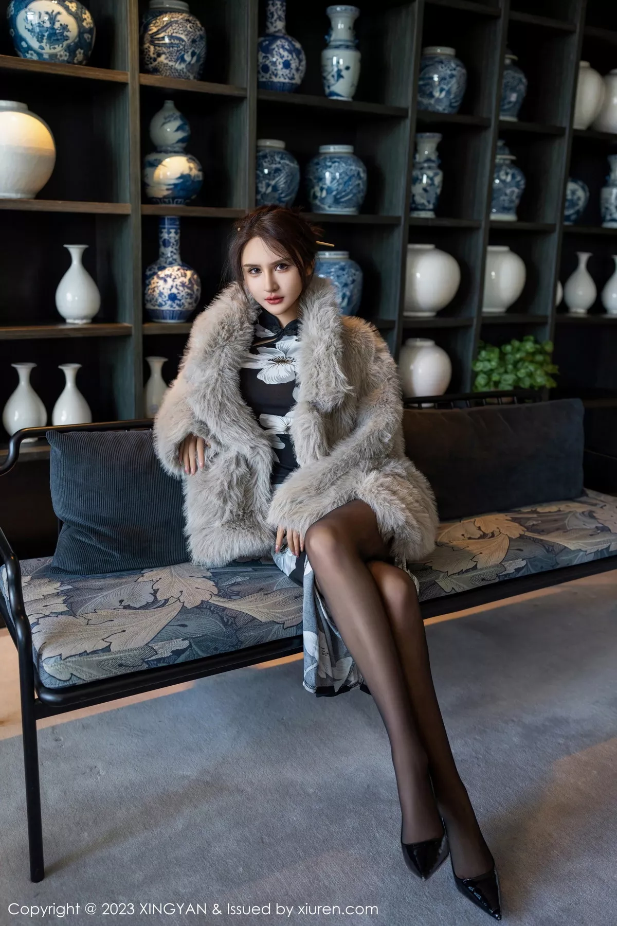 秀人集.com_[XINGYAN星颜社]VOL.221_女神Emily尹菲性感深色旗袍配超薄黑丝秀完美身材迷人诱惑写真81P
