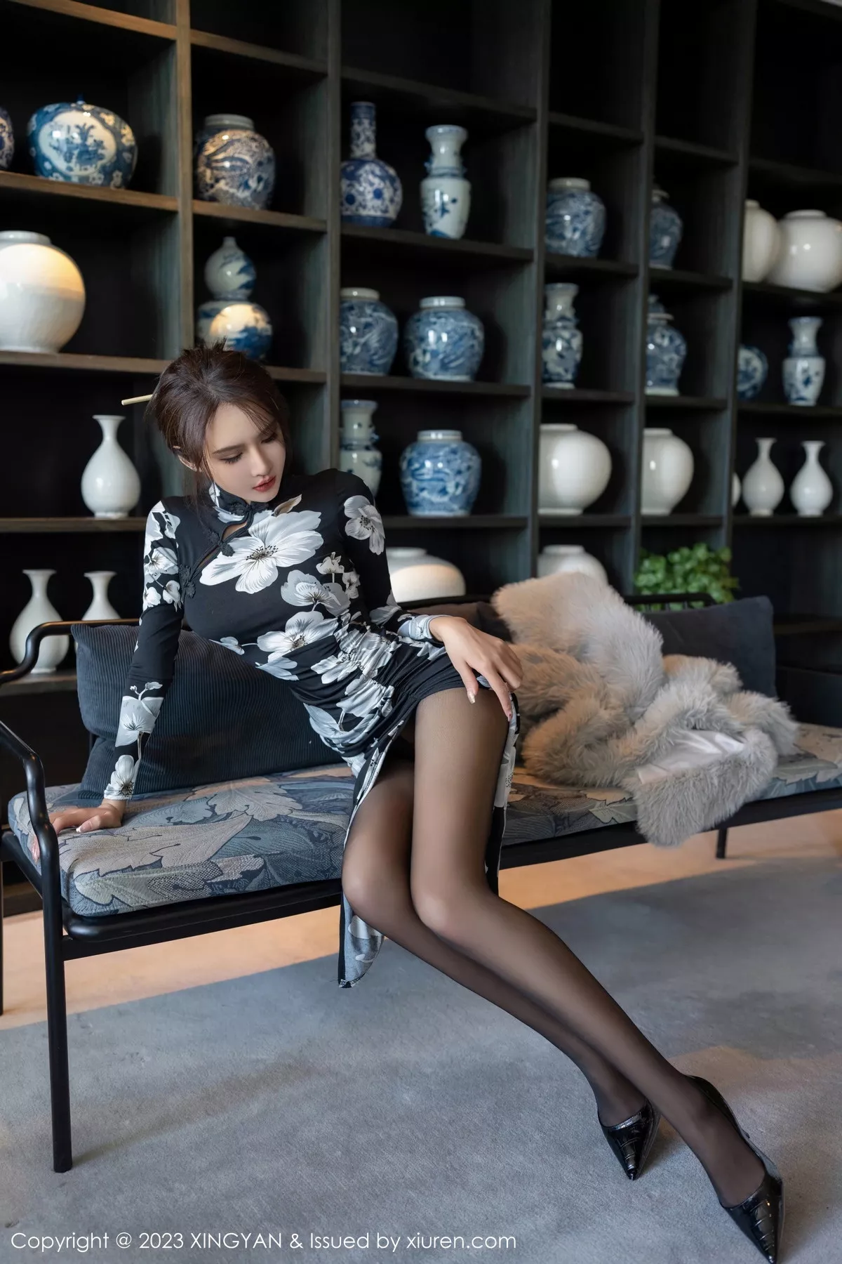 秀人集.com_[XINGYAN星颜社]VOL.221_女神Emily尹菲性感深色旗袍配超薄黑丝秀完美身材迷人诱惑写真81P