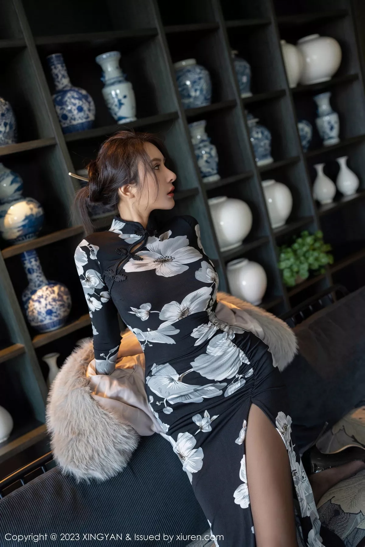 秀人集.com_[XINGYAN星颜社]VOL.221_女神Emily尹菲性感深色旗袍配超薄黑丝秀完美身材迷人诱惑写真81P