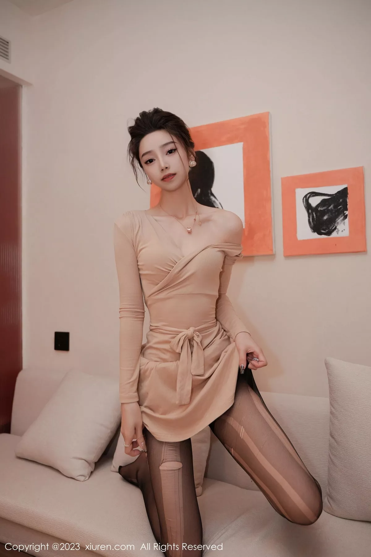 秀人集.com_[XiuRen秀人网]No.7775_模特苏曼兮私房性感杏色礼裙配超薄黑丝秀翘臀美腿撩人诱惑写真67P