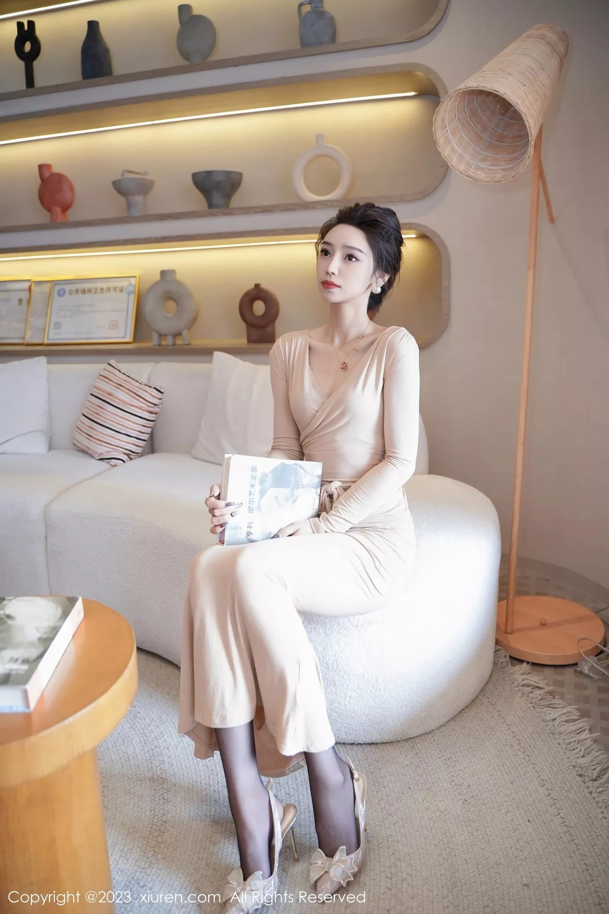 秀人集.com_[XiuRen秀人网]No.7775_模特苏曼兮私房性感杏色礼裙配超薄黑丝秀翘臀美腿撩人诱惑写真67P