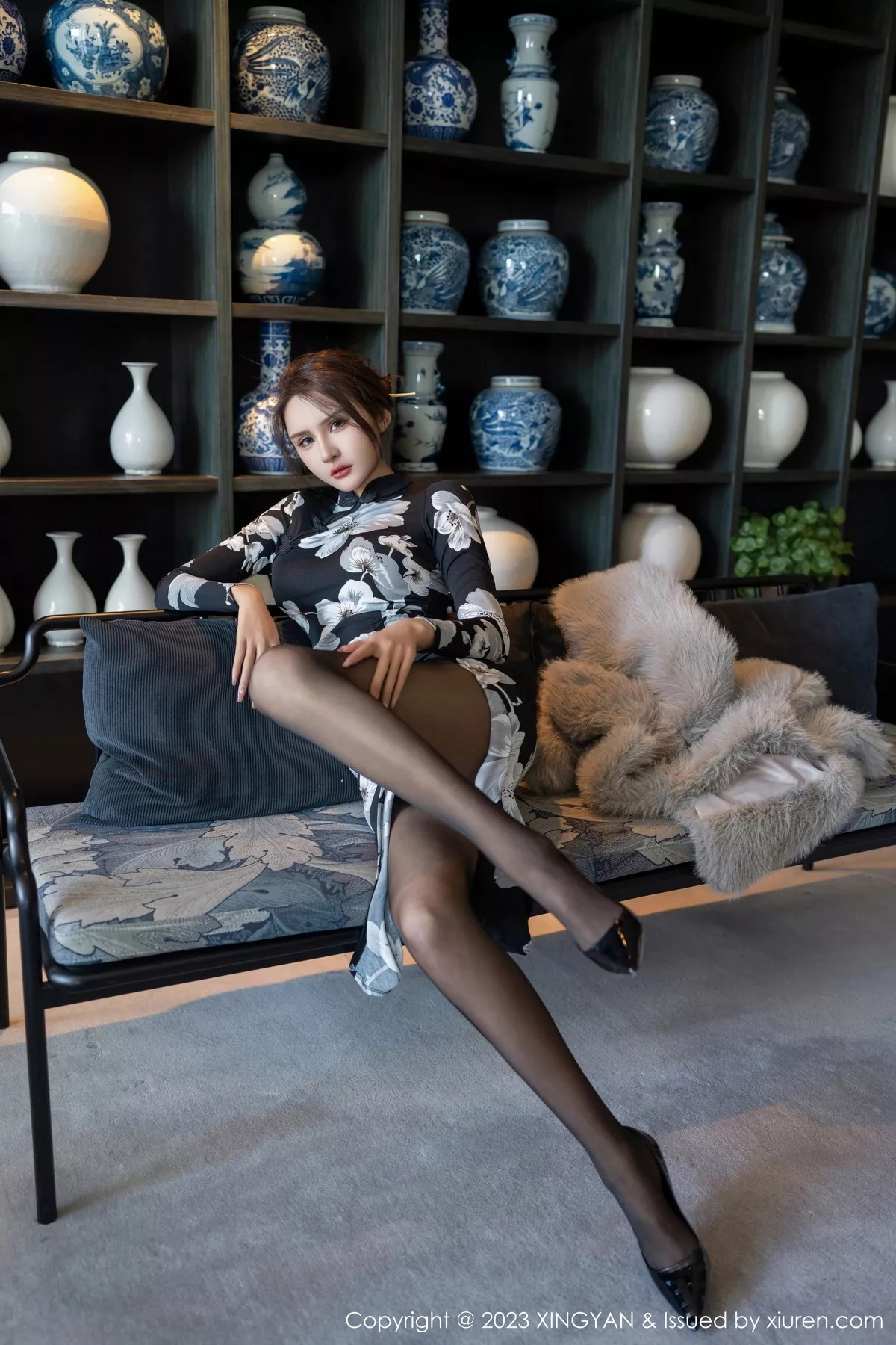 秀人集.com_[XINGYAN星颜社]VOL.221_女神Emily尹菲性感深色旗袍配超薄黑丝秀完美身材迷人诱惑写真81P