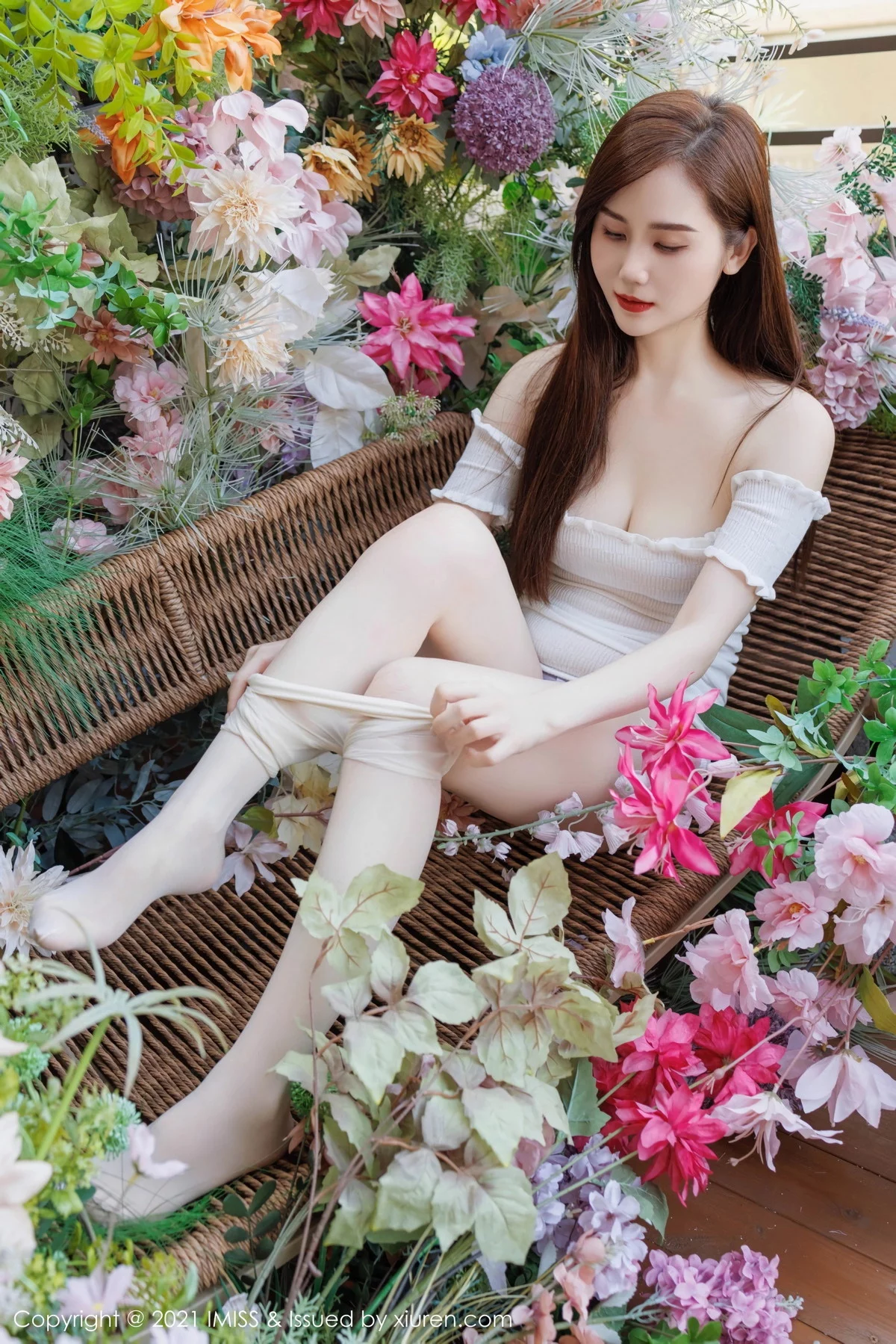 秀人集.com_[IMISS爱蜜社]Vol.761_女神SISY思白色露肩连衣裙露紫色蕾丝内衣秀完美身材诱惑写真43P