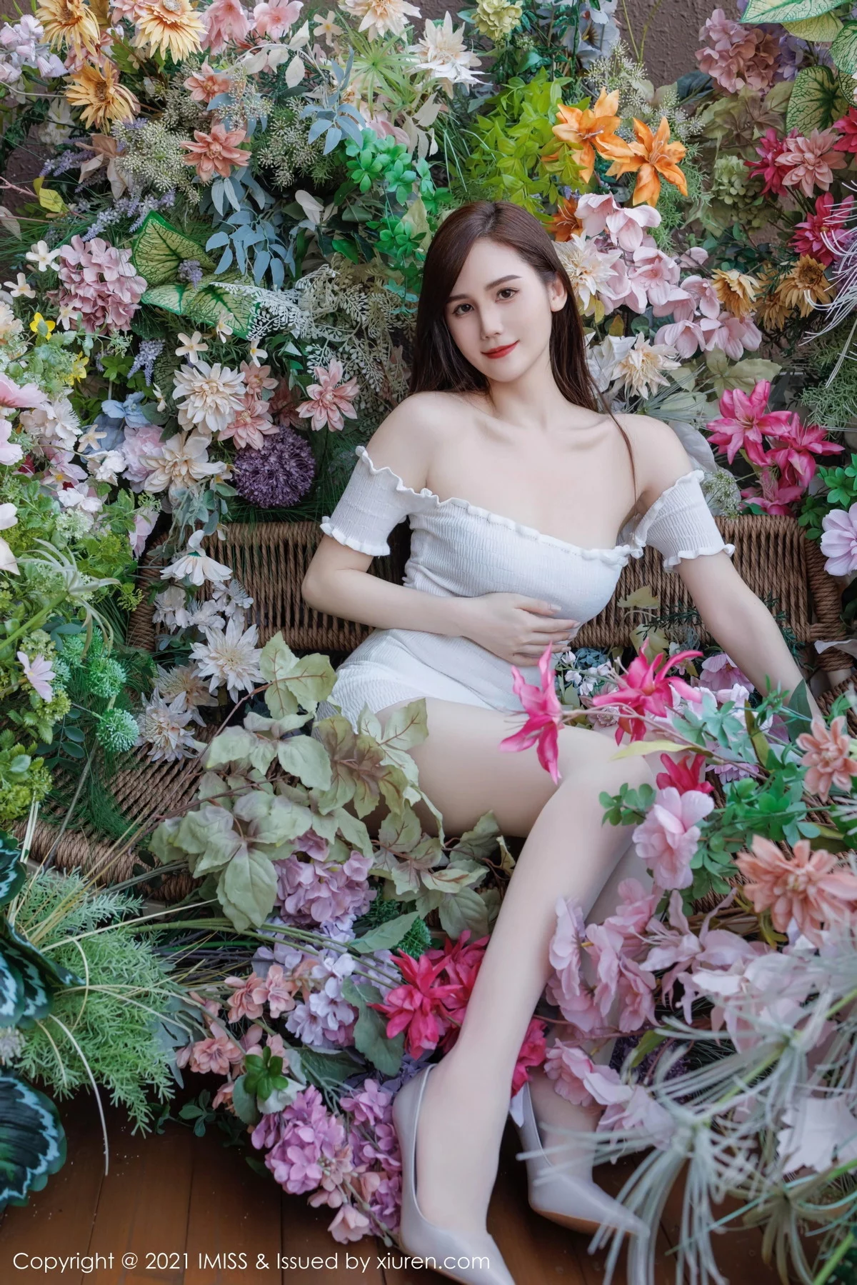 秀人集.com_[IMISS爱蜜社]Vol.761_女神SISY思白色露肩连衣裙露紫色蕾丝内衣秀完美身材诱惑写真43P