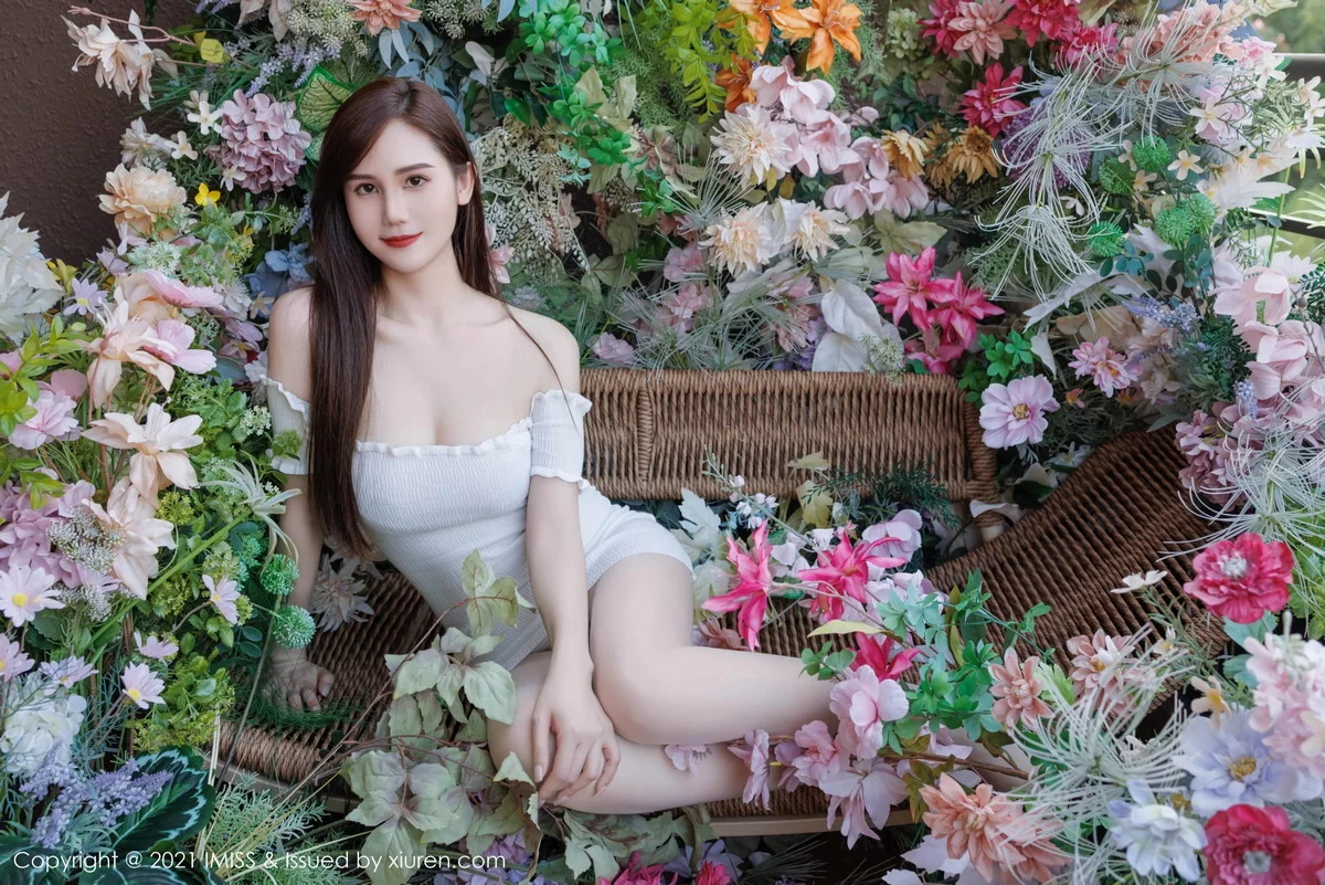 秀人集.com_[IMISS爱蜜社]Vol.761_女神SISY思白色露肩连衣裙露紫色蕾丝内衣秀完美身材诱惑写真43P