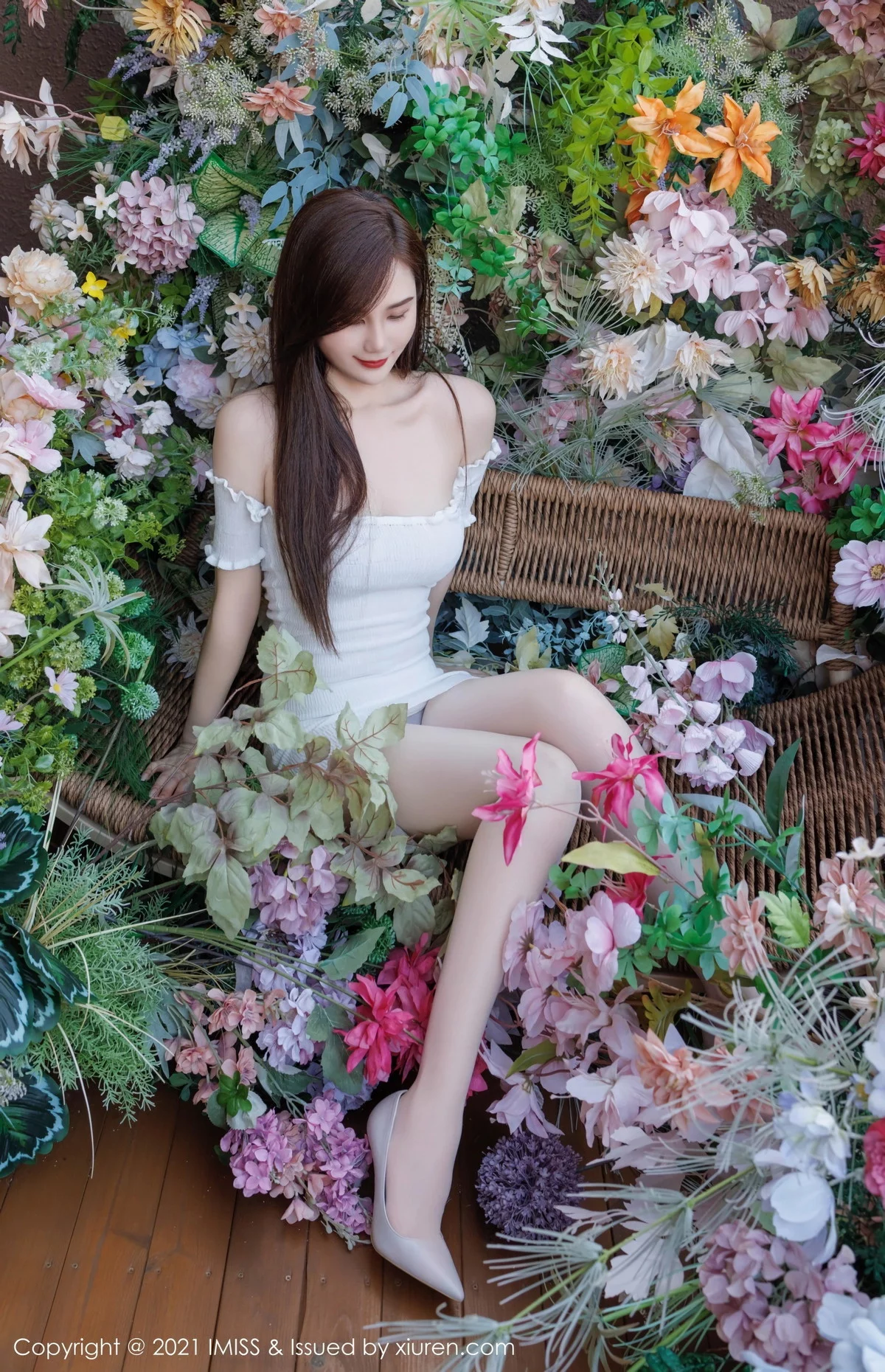 秀人集.com_[IMISS爱蜜社]Vol.761_女神SISY思白色露肩连衣裙露紫色蕾丝内衣秀完美身材诱惑写真43P