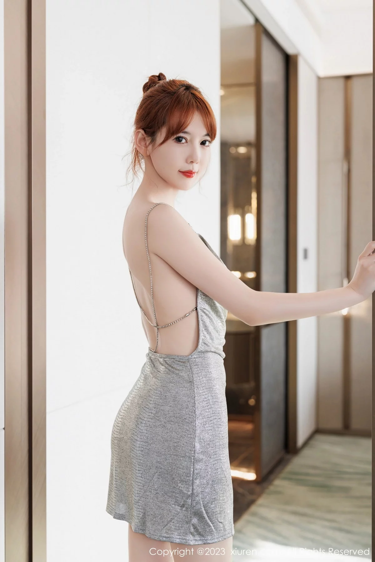 秀人集.com_[XiuRen秀人网]No.7795_新人模特圆儿性感银白连衣短裙配超薄肉丝秀翘臀美腿诱惑写真47P