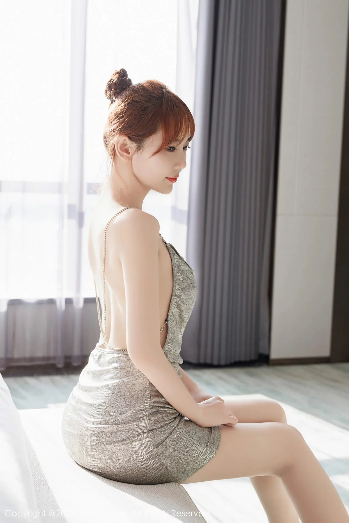 秀人集.com_[XiuRen秀人网]No.7795_新人模特圆儿性感银白连衣短裙配超薄肉丝秀翘臀美腿诱惑写真47P