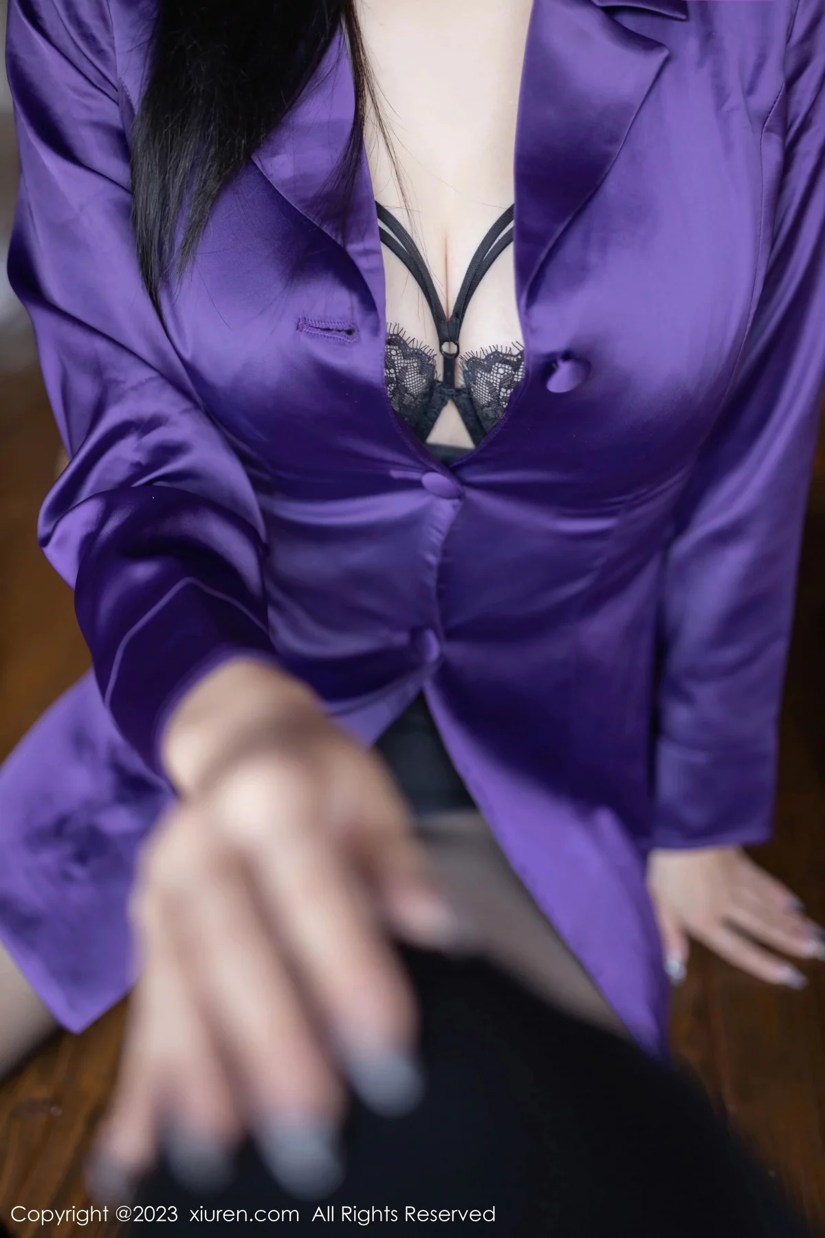 秀人集.com_[XiuRen秀人网]No.7798_模特安然anran紫色上衣露性感黑色蕾丝内衣配破烂黑丝诱惑写真77P