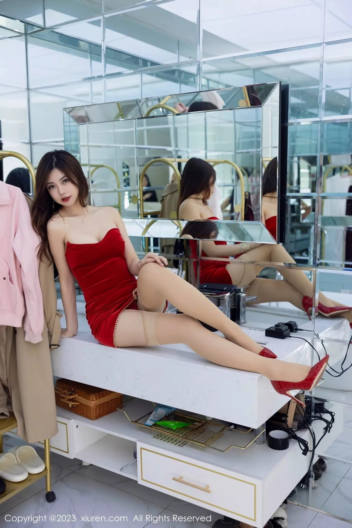 秀人集.com_[XiuRen秀人网]No.7715_女神绮里嘉ula性感红色露肩短裙配肉丝吊袜秀曼妙身姿诱惑写真109P