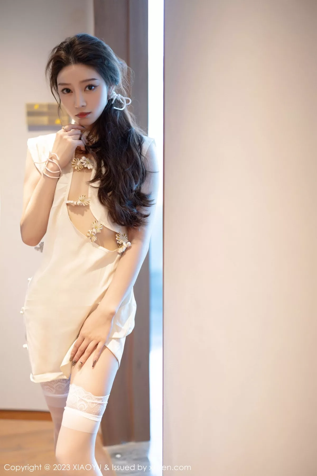 秀人集.com_[XiaoYu画语界]Vol.1152_模特苏曼兮性感米色服饰配白色丝袜+白色薄纱长裙迷人诱惑写真83P