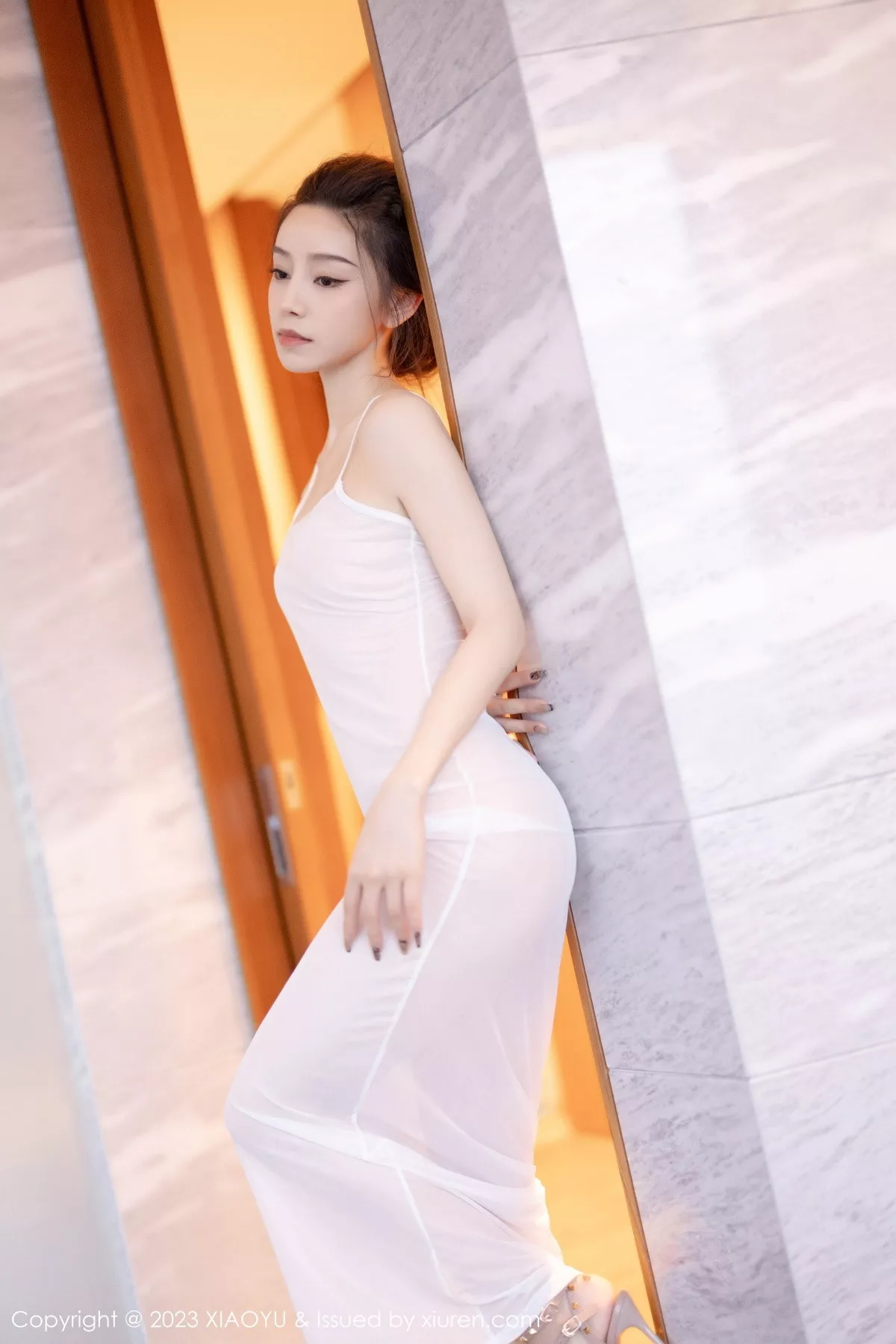 秀人集.com_[XiaoYu画语界]Vol.1152_模特苏曼兮性感米色服饰配白色丝袜+白色薄纱长裙迷人诱惑写真83P