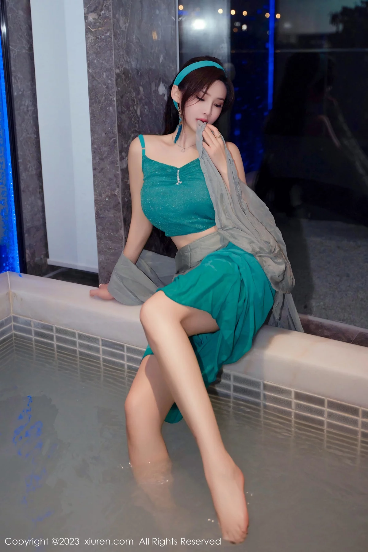 秀人集.com_[XiuRen秀人网]No.7886_女神Carol周妍希温泉主题性感墨绿服饰秀丰满身材迷人诱惑写真58P