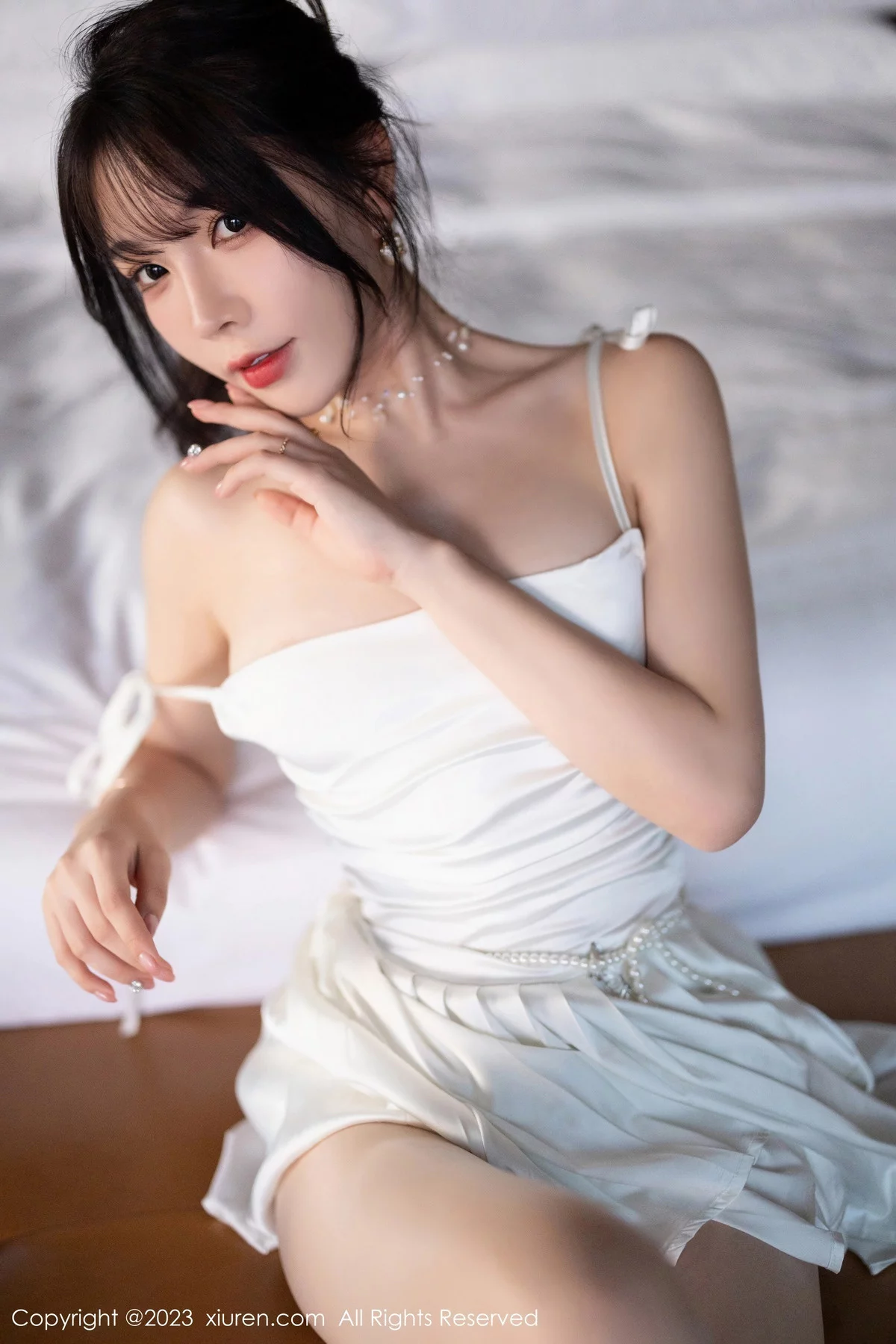 秀人集.com_[XiuRen秀人网]No.7889_女神徐莉芝Booty白色露肩礼裙配原色丝袜秀曼妙身姿诱惑写真100P