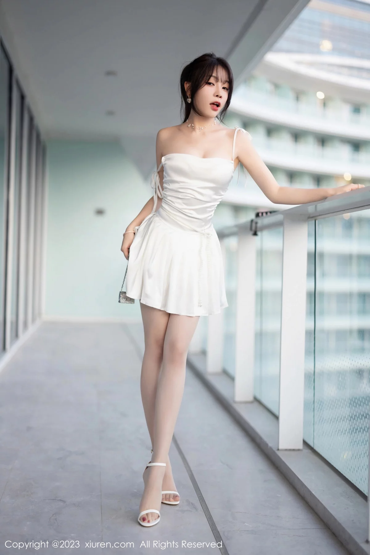 秀人集.com_[XiuRen秀人网]No.7889_女神徐莉芝Booty白色露肩礼裙配原色丝袜秀曼妙身姿诱惑写真100P