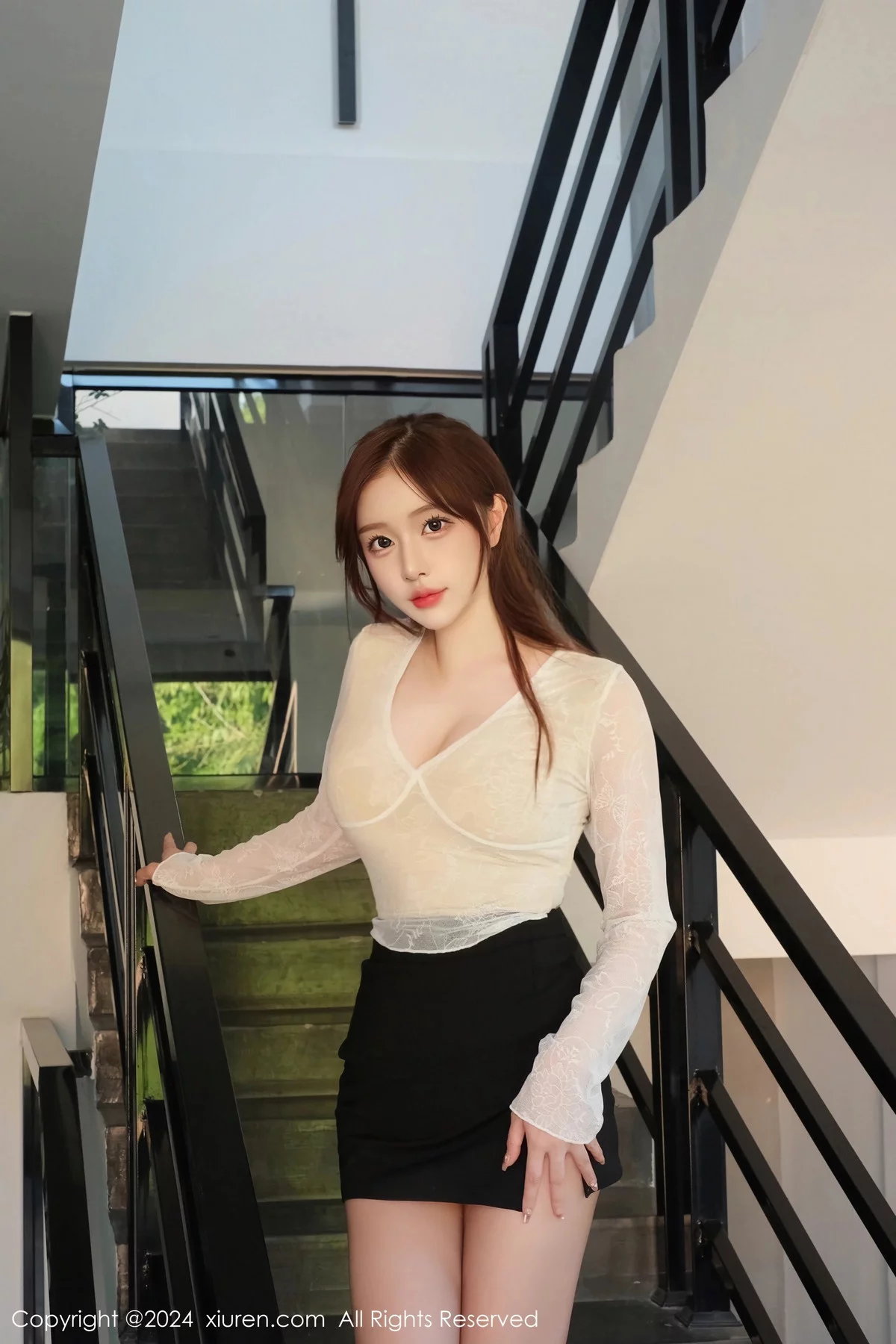 秀人集.com_[XiuRen秀人网]No.7895_丽质美人LindaLinda白上衣配短裙露粉色内衣秀丰满身材诱惑写真39P