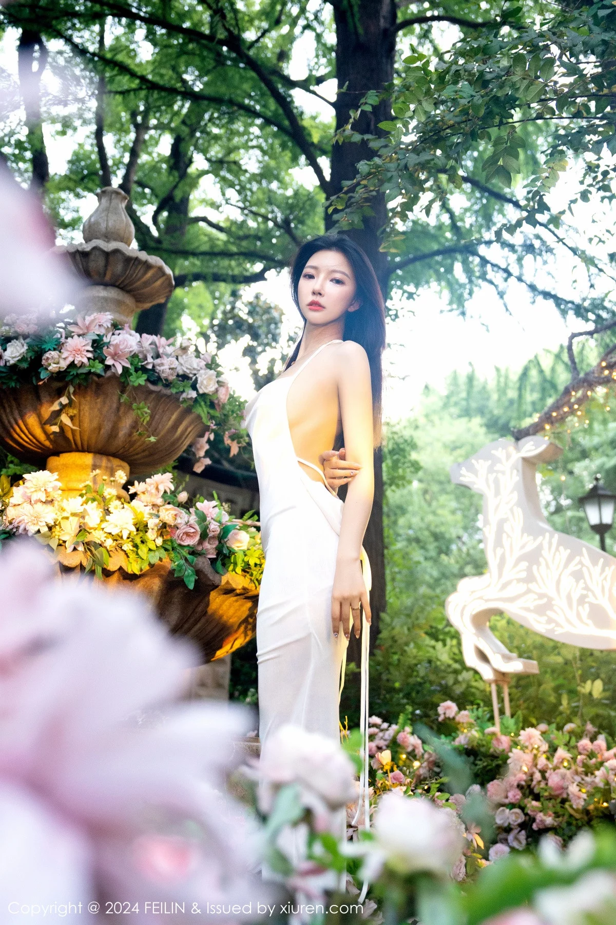 秀人集.com_[FeiLin嗲囡囡]VOL.472_女神冯木木LRIS白色连衣长裙+性感灰色内衣秀曼妙身姿迷人写真70P
