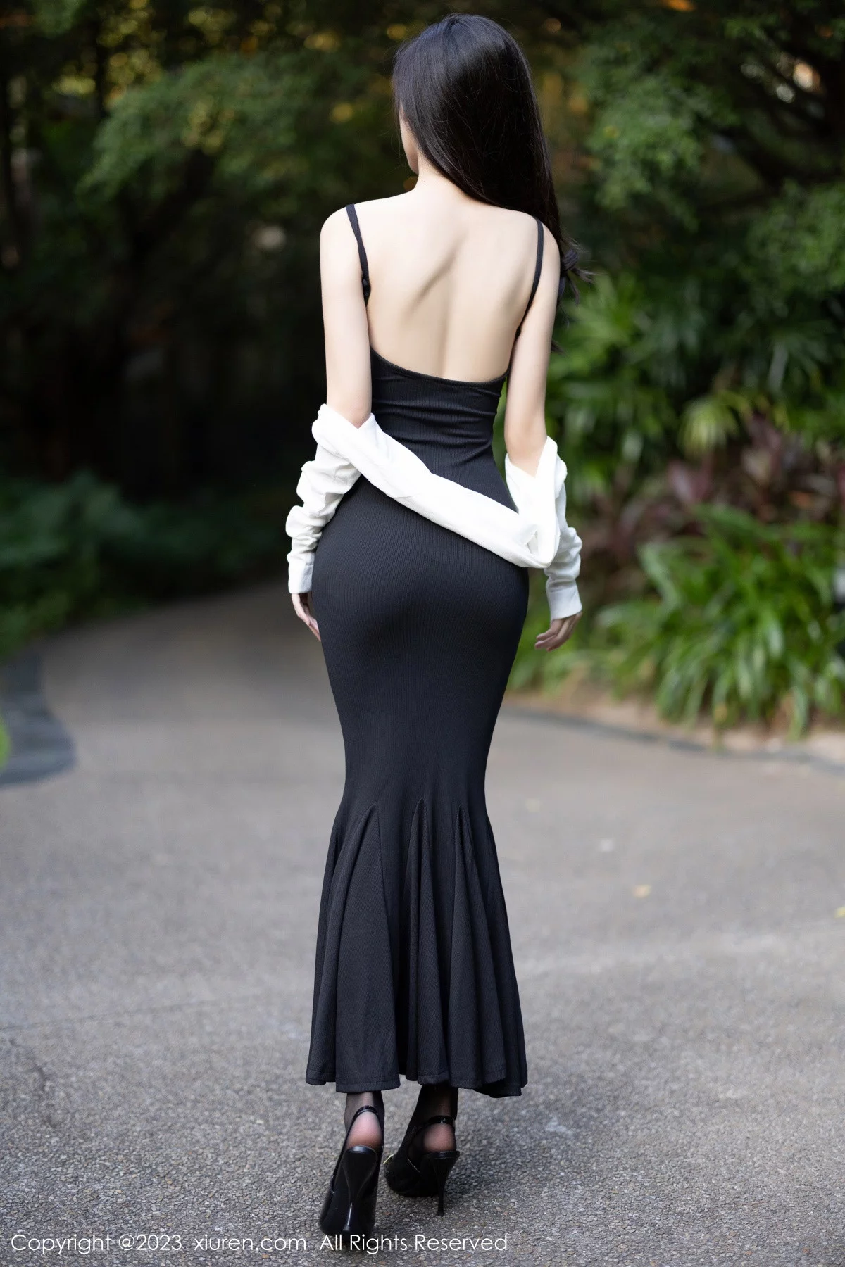 秀人集.com_[XiuRen秀人网]No.7830_模特章芃芃户外场景性感黑色吊带长裙配魅惑黑丝秀美腿诱惑写真80P