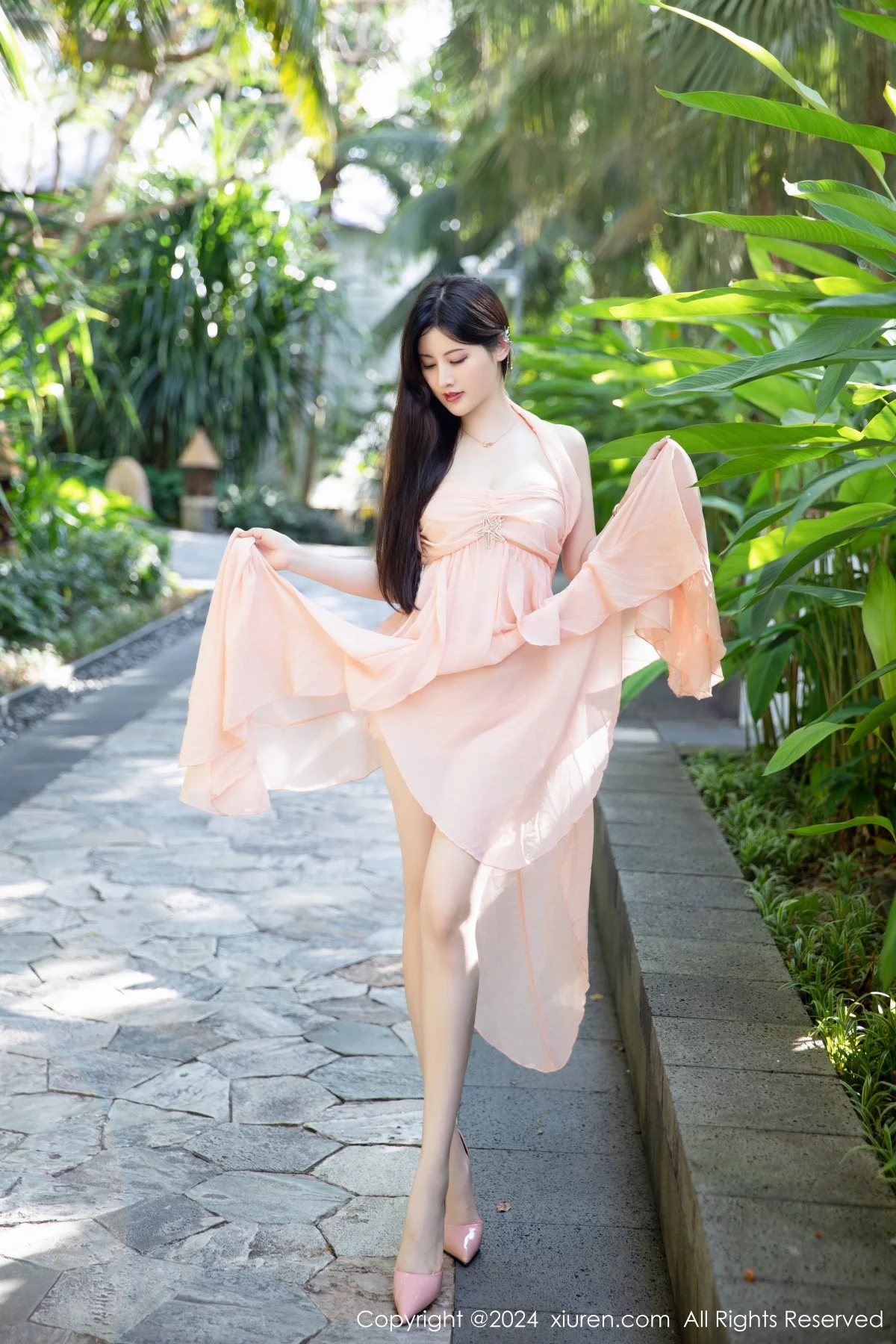 秀人集.com_[XiuRen秀人网]No.7948_模特诗诗kiki性感粉色连衣裙露粉色内衣配原色丝袜惹火诱惑写真91P