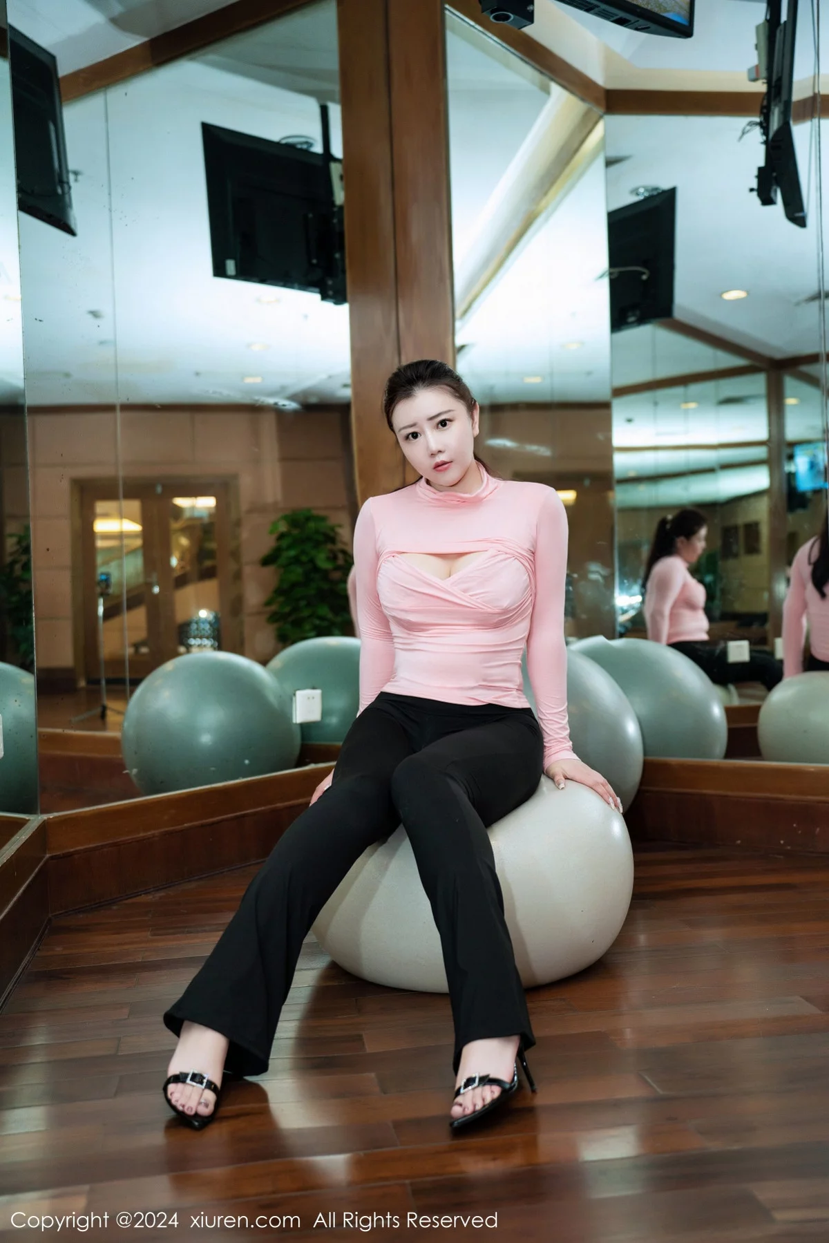 秀人集.com_[XiuRen秀人网]No.7943_模特王婉悠Queen性感粉色上衣配黑长裤秀丰腴惹火身材诱惑写真94P