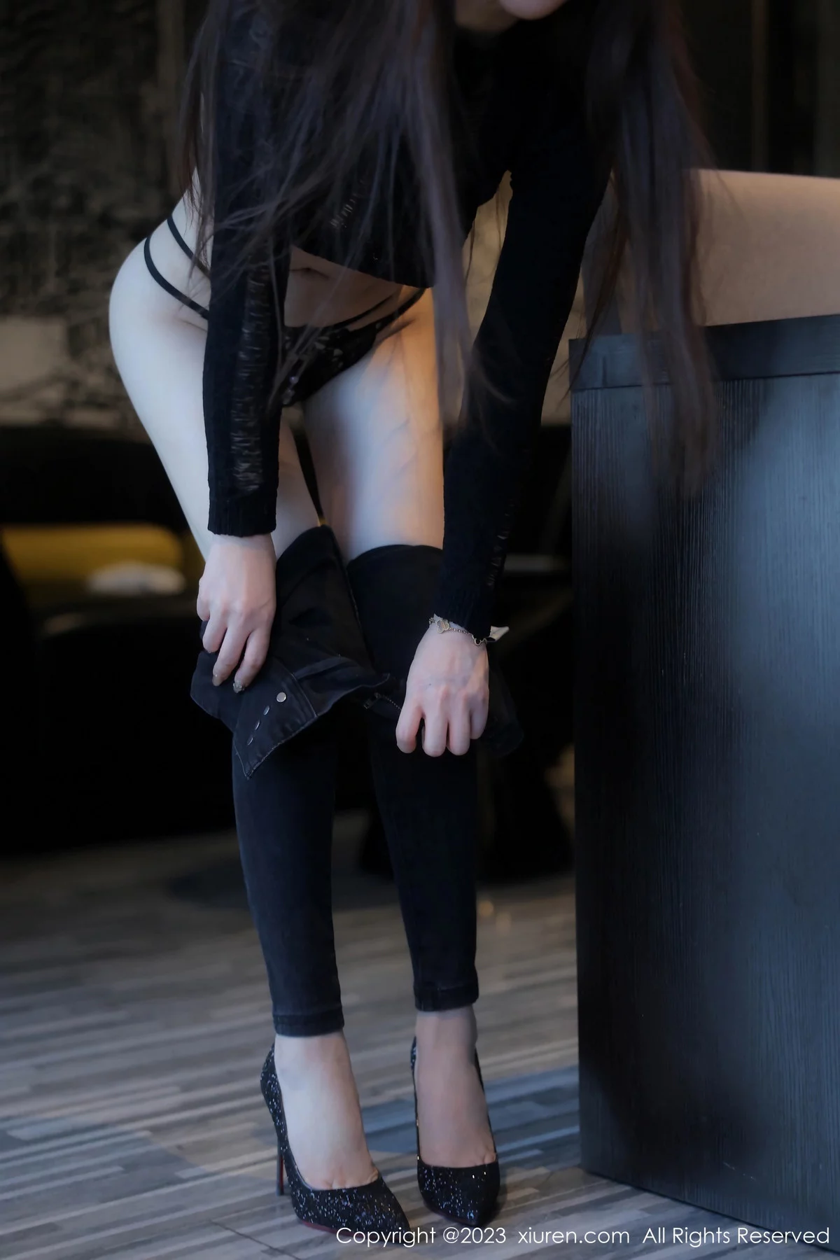 秀人集.com_[XiuRen秀人网]No.7836_模特雨儿baby黑色网纱衣配牛仔裤半脱秀丰腴身材惹火诱惑写真78P