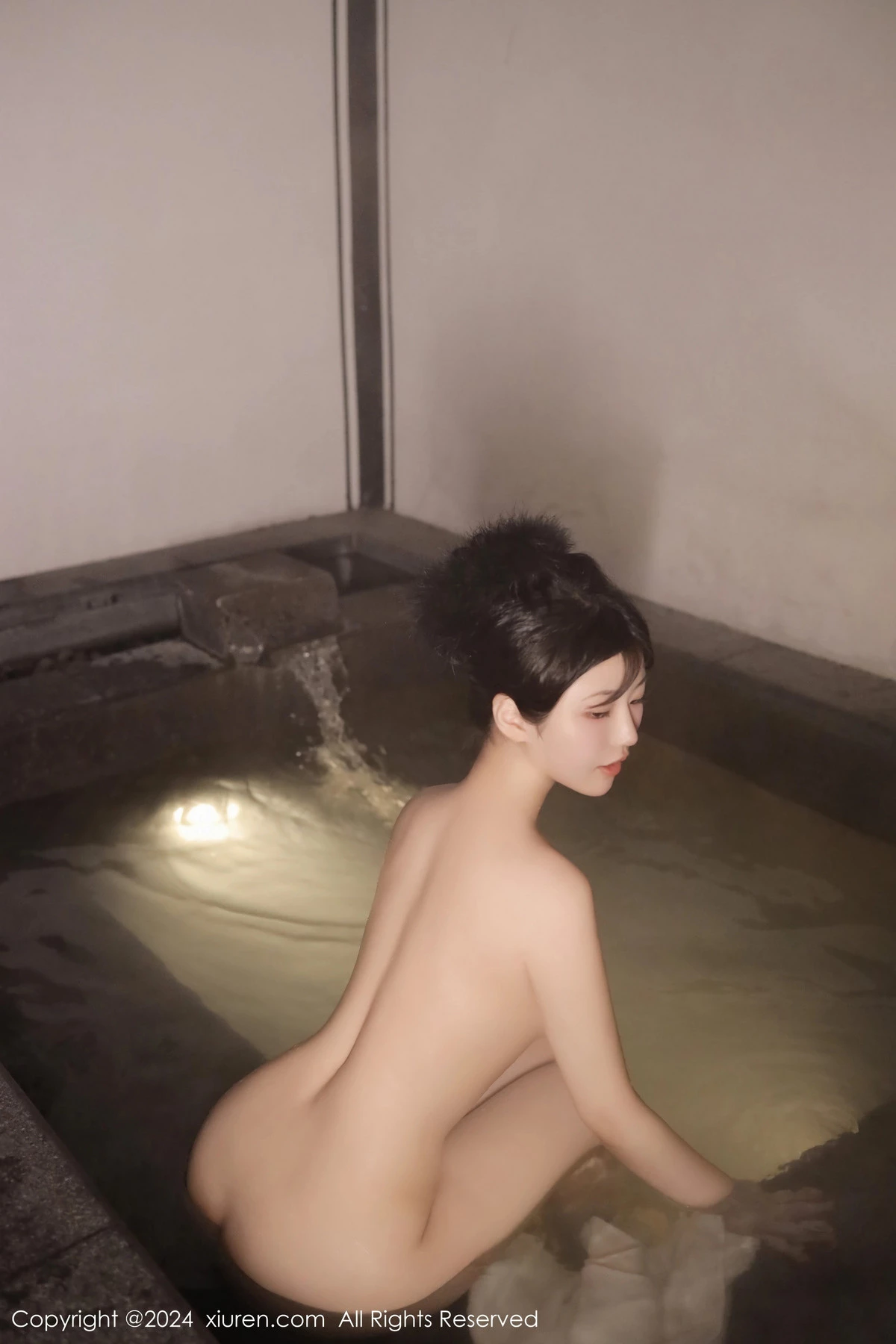 秀人集.com_[XiuRen秀人网]No.7977_新人模特陈小花温泉场景性感白色浴巾裹身秀惹火身材诱惑写真58P