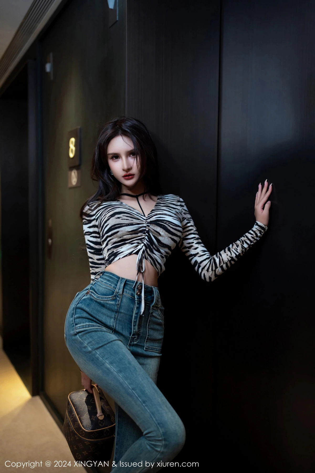 秀人集.com_[XINGYAN星颜社]VOL.224_女神Emily尹菲黑色上衣配牛仔裤露超薄灰丝秀翘臀美腿诱惑写真82P