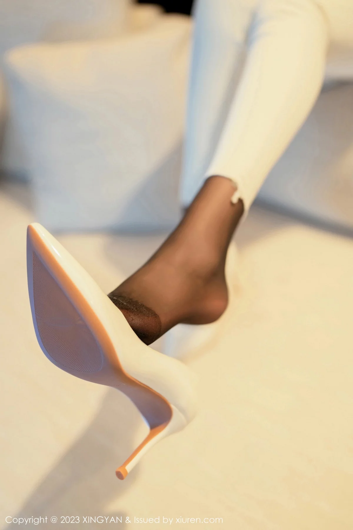 秀人集.com_[XINGYAN星颜社]VOL.223_女神Emily尹菲蓝色上衣配牛仔裤露性感黑色情趣服撩人诱惑写真86P