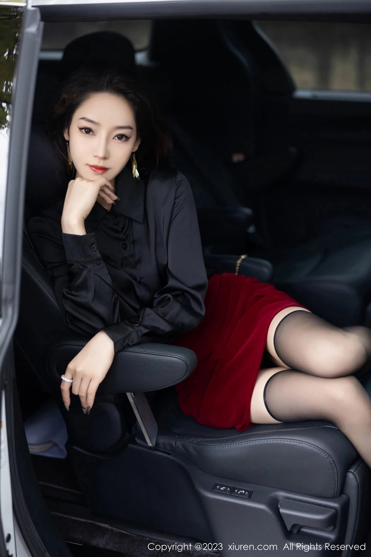 秀人集.com_[XiuRen秀人网]No.7867_模特苏曼兮黑色上衣露性感黑色内衣配黑丝吊袜秀翘臀诱惑写真83P