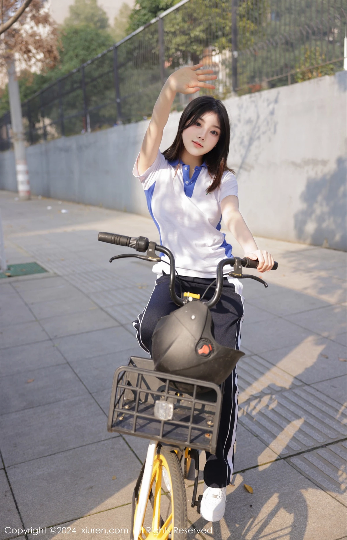 秀人集.com_[XiuRen秀人网]No.7994_模特豆瓣酱公交车场景学妹制服露开档黑丝秀丰腴身材诱惑写真84P