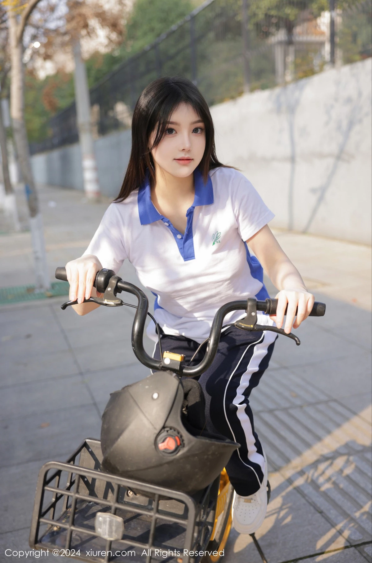 秀人集.com_[XiuRen秀人网]No.7994_模特豆瓣酱公交车场景学妹制服露开档黑丝秀丰腴身材诱惑写真84P