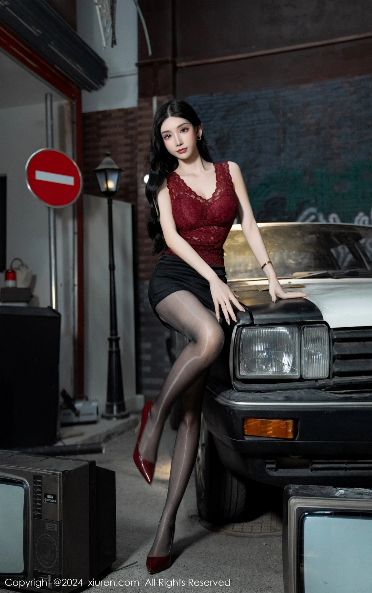 秀人集.com_[XiuRen秀人网]No.7993_女神周于希Sally红色上衣配黑短裙露闪亮开档黑丝撩人诱惑写真83P