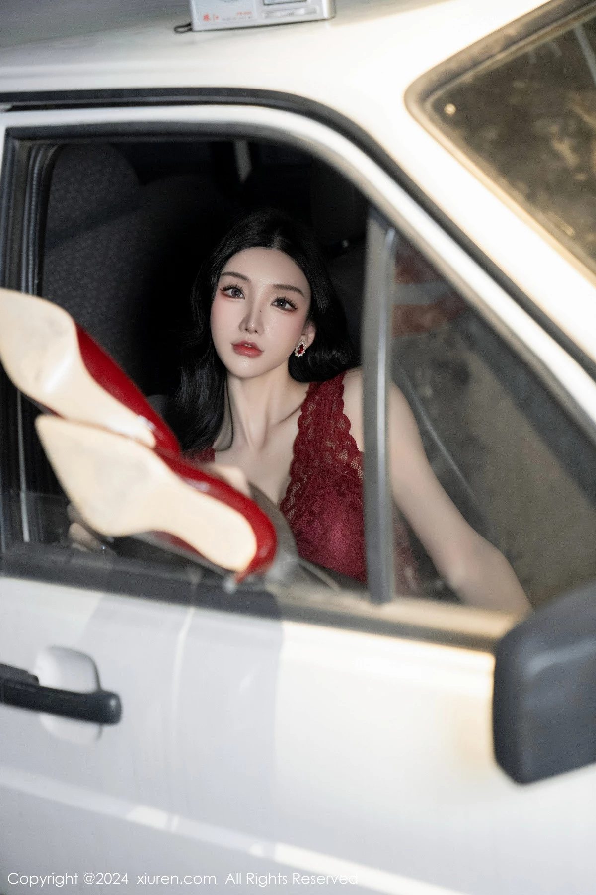 秀人集.com_[XiuRen秀人网]No.7993_女神周于希Sally红色上衣配黑短裙露闪亮开档黑丝撩人诱惑写真83P