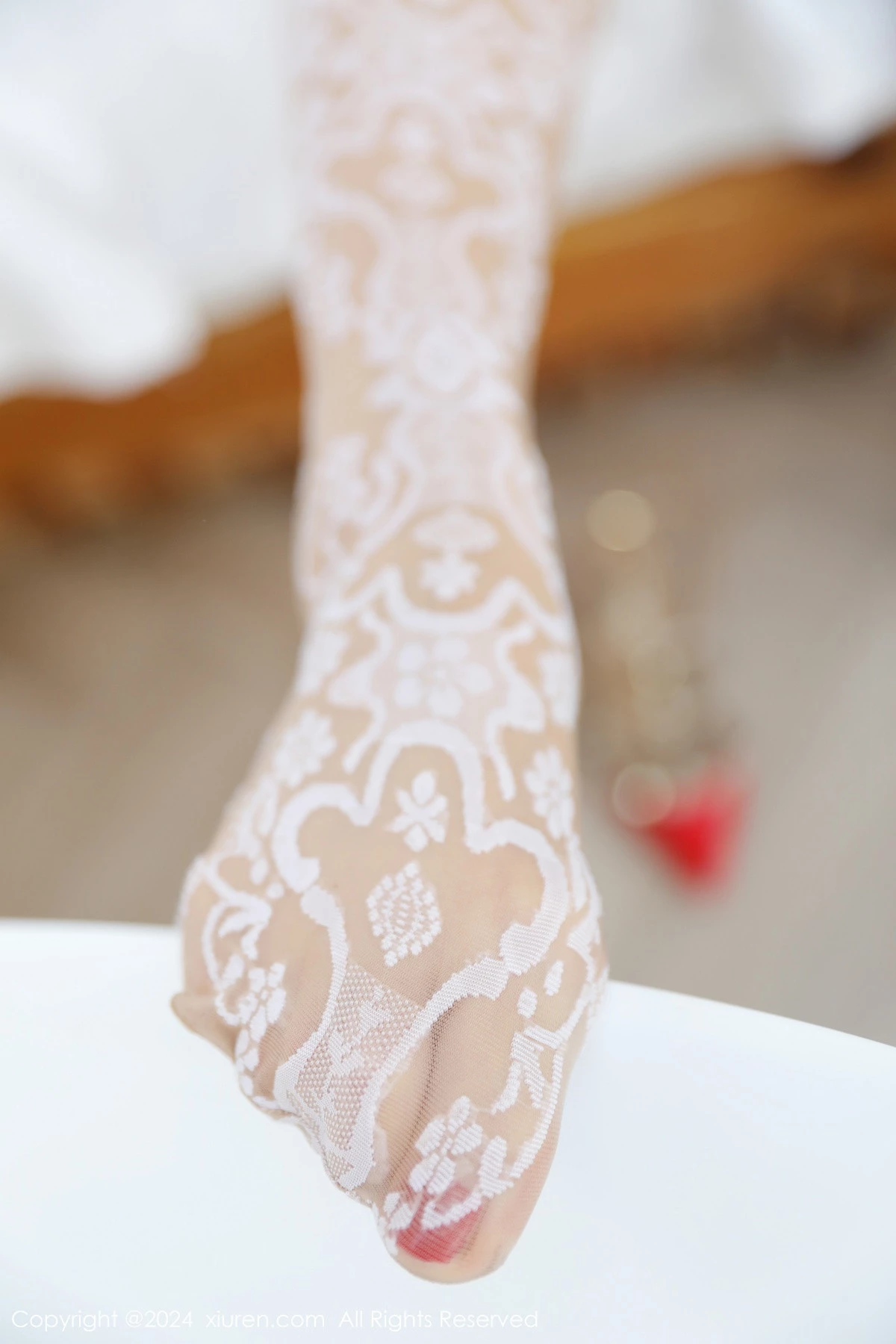 秀人集.com_[XiuRen秀人网]No.8000_模特诗诗kiki性感白色露肩连衣裙配超薄肉丝秀惹火身材诱惑写真70P