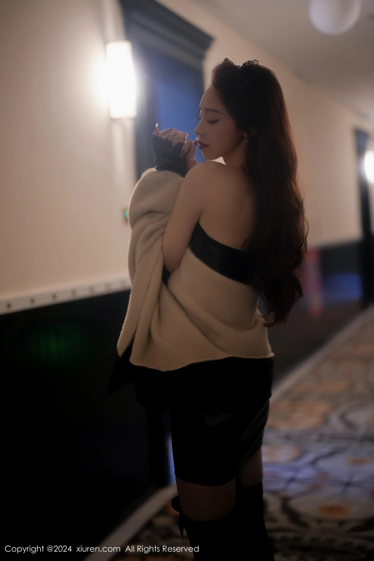 秀人集.com_[XiuRen秀人网]No.8049_模特苏曼兮性感黑色露肩皮衣配黑丝袜秀曼妙身姿撩人诱惑写真64P