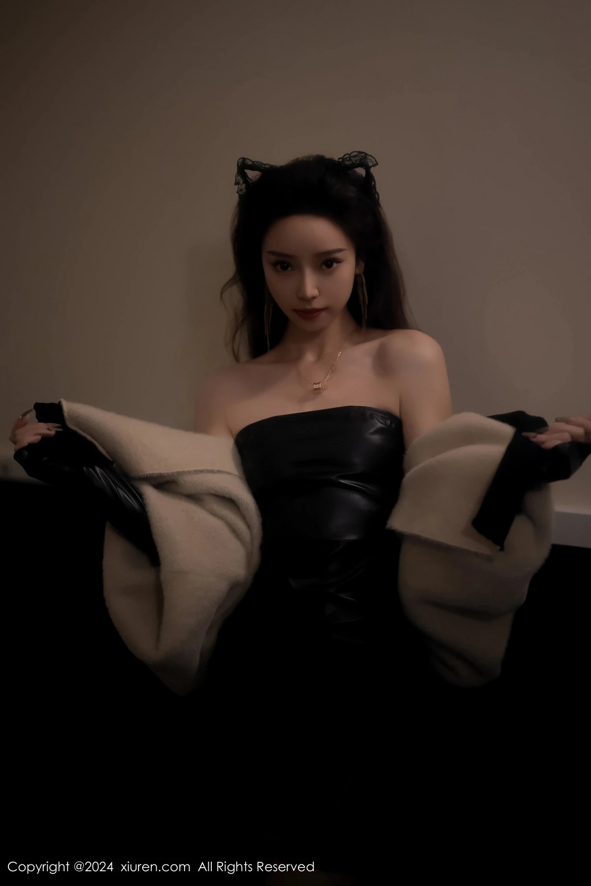 秀人集.com_[XiuRen秀人网]No.8049_模特苏曼兮性感黑色露肩皮衣配黑丝袜秀曼妙身姿撩人诱惑写真64P