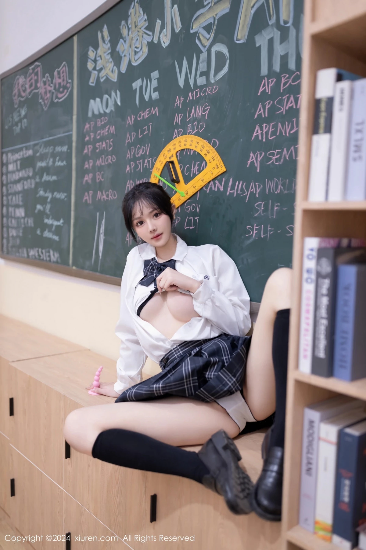 秀人集.com_[XiuRen秀人网]No.8058_模特幼幼调教主题性感学生制服配黑丝袜秀完美身材迷人诱惑写真80P