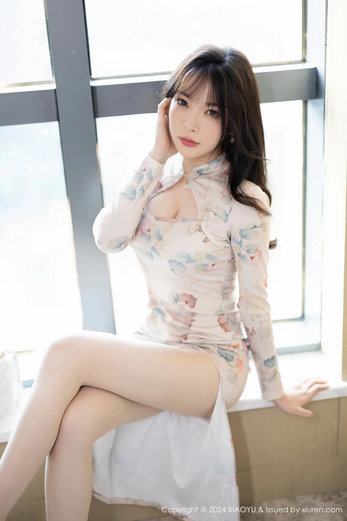 秀人集.com_[XiaoYu画语界]Vol.1199_模特徐莉芝Booty性感图案旗袍+浅灰情趣服饰秀曼妙身姿诱惑写真90P
